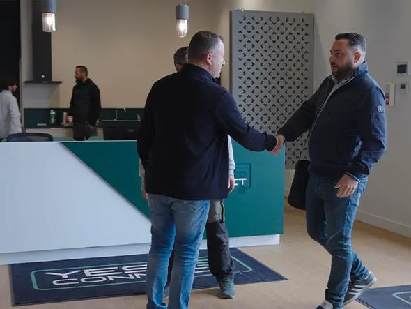 Un commercial YESSS ELECTRIQUE dans une agence