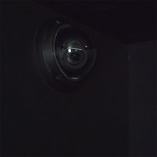 Camra de vidosurveillance dme infrarouge installe  l?intrieur de la box 