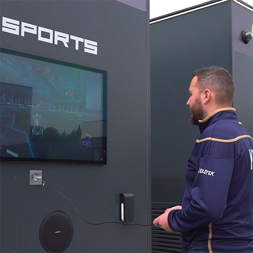 Deux crans d?affichage dynamique  l?extrieur de la Box peuvent servir  jouer.