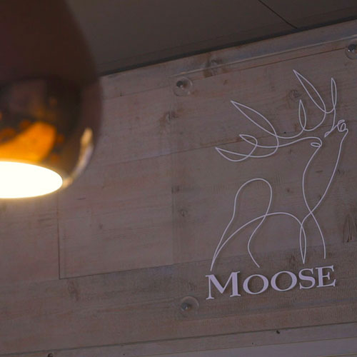 Suspension dcorative et enseigne murale du restaurant Moose