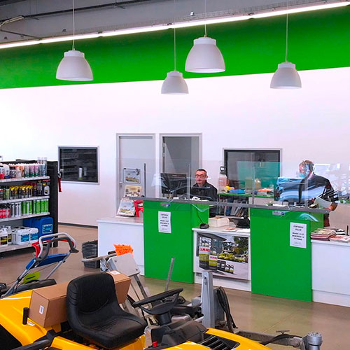 Suspensions blanches mettant en valeur l'espace de vente