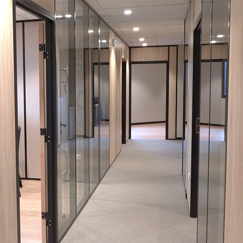 L?espace bureaux, quip de spots encastrs LED au plafond