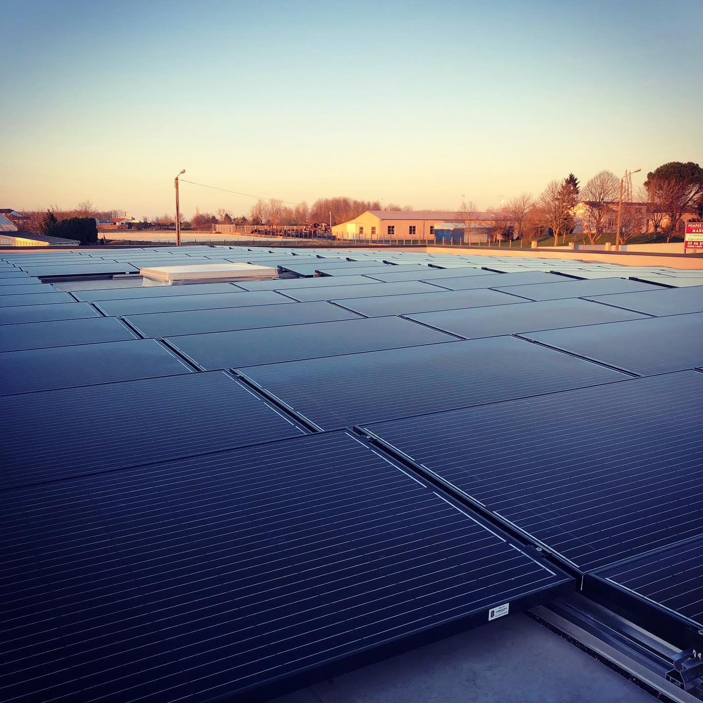 Champs de panneaux solaires sur un toit