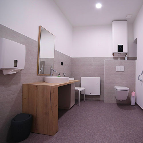 Radiateur Panneaux dcoratif blanc dans des toilettes