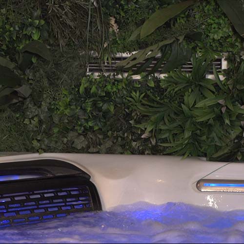 Dshumidificateur encastr dans un mur vegetal prs d'un jacuzzi