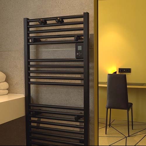 Sche serviette noir dans une salle de bain de l'hotel spa Leprince