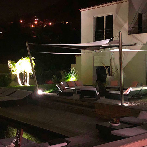 Cration de l'clairage d'un jardin avec terrasse et piscine