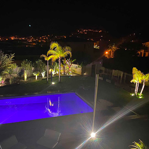 Projecteurs aux sol autour du jardin et de la piscine