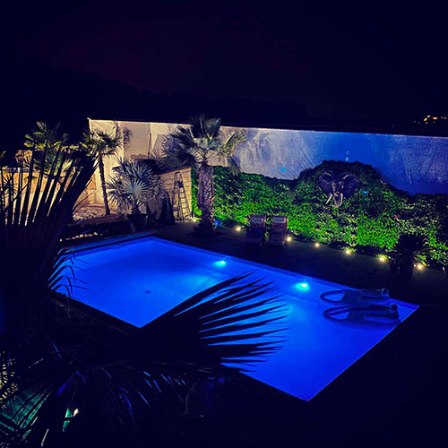 Eclairage extérieur d'une terrasse en bois avec piscine - Réalisations  Eclairage Extérieur