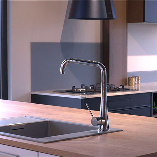 Evier de cuisine sur plan de travail bois