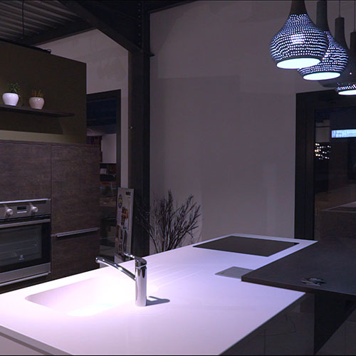 Cuisine avec clairage moderne avec lampes suspendues