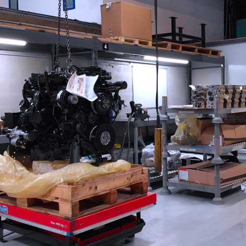 Atelier avec un moteur industriel