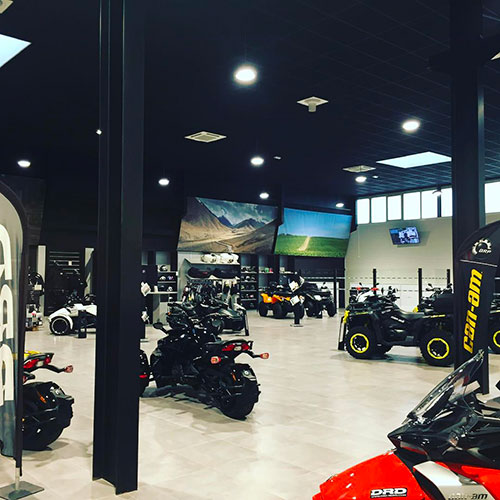Exposition des quads dans une concession, avec un clairage pour une ambiance trs contraste. 