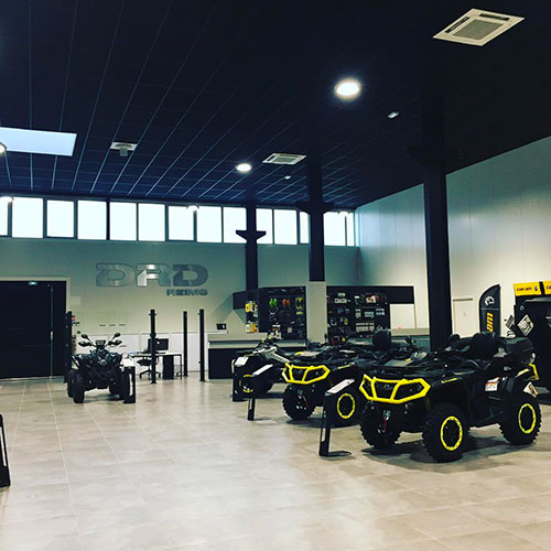 Eclairage intrieur de la zone de vente des gammes de vhicules et d'accessoires.