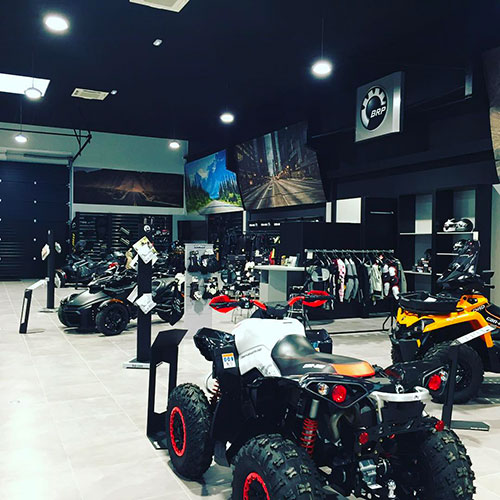 Distributeur de quads sous un clairage pour crer une identit de marque pour aventuriers.