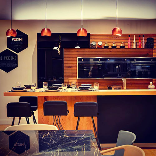 Eclairage du plan de travail d'une cuisine avec des 
                         suspensions, cuivre 