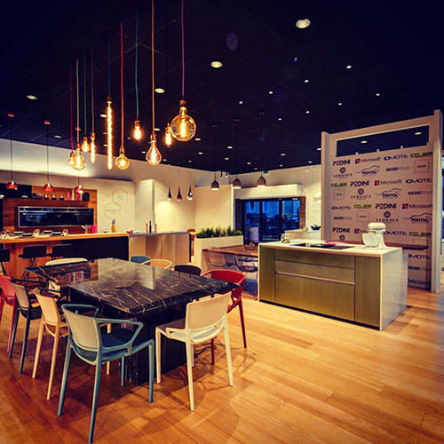 Mise en sciene du showroom d'un cuisiniste avec des spots encastrs LED et des suspensions