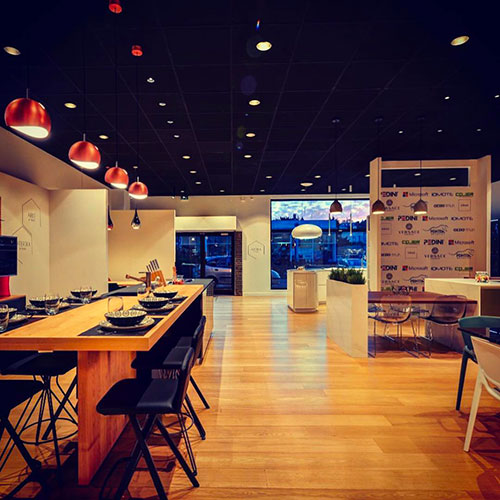 Ambiance lumineuse homogne chaleureuse pour une zone de vente d'un cuisinite