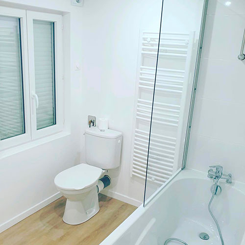 Eclairage dans une salle de bain moderne