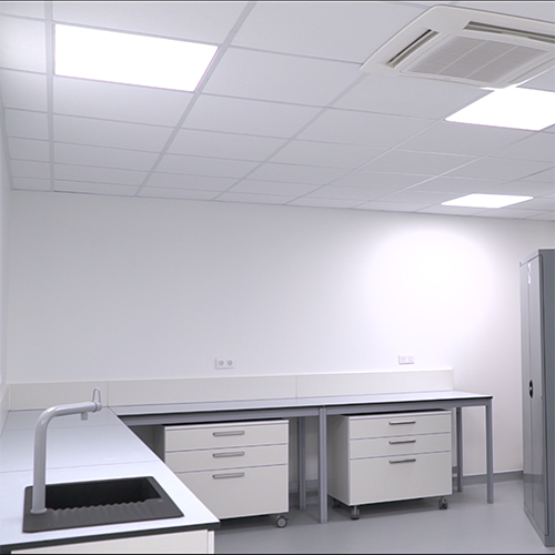 Deux dalles led phillips au plafond d'une salle blanche.