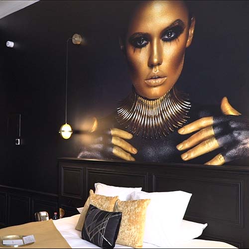 Applique murale suspendue au dessus d'une tte de lit
