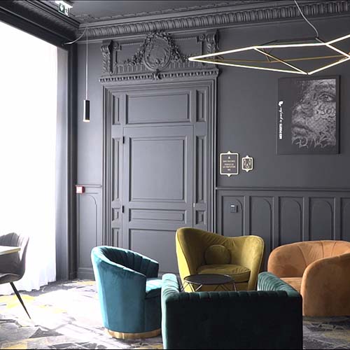 Suspension moderne et design dans une chambre d'hotel