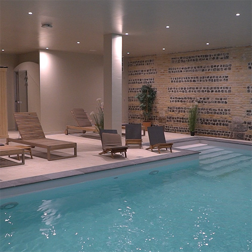 Mise en lumire de la piscine intrieure du SPA, avec un clairage naturel
