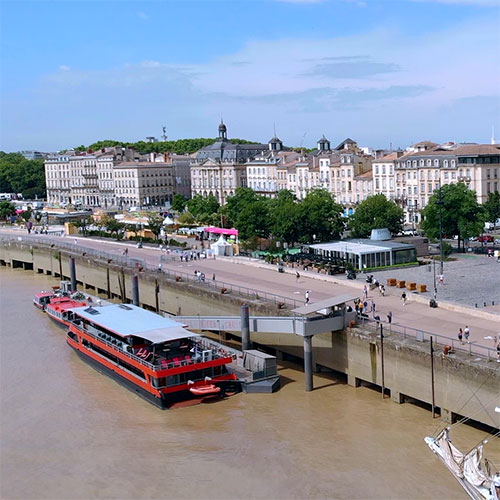 L?tablissement est situ  Bordeaux au bord de la Garonne 