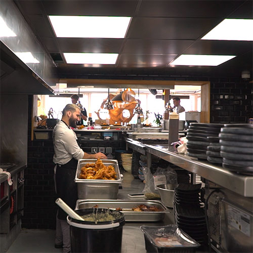 L?clairage de la cuisine a t ralis sous la forme de panneaux LED en dalles de faux plafond 