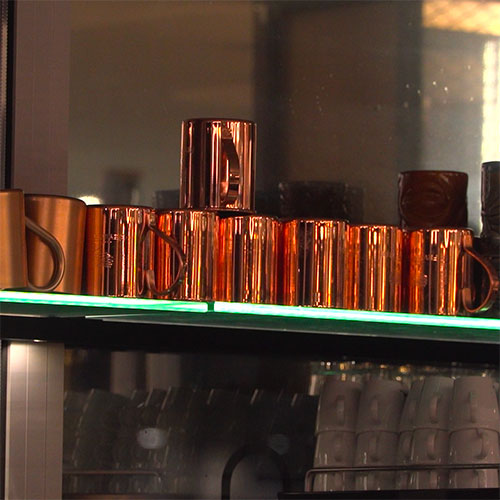 Un ruban LED auto-adhsif Fossled install au niveau des tagres du bar