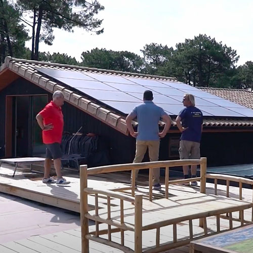 Pose de panneaux solaire sur une toiture.