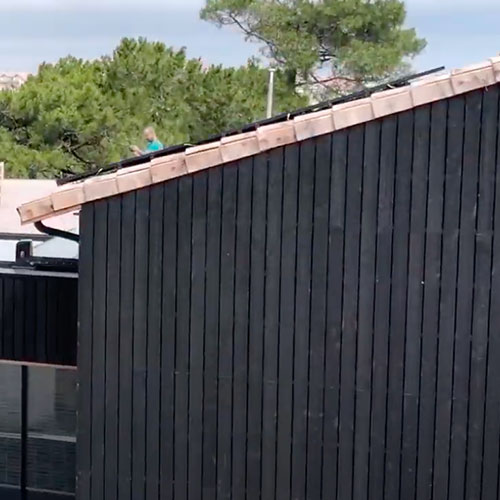 Installation de panneaux solaires sur un toit