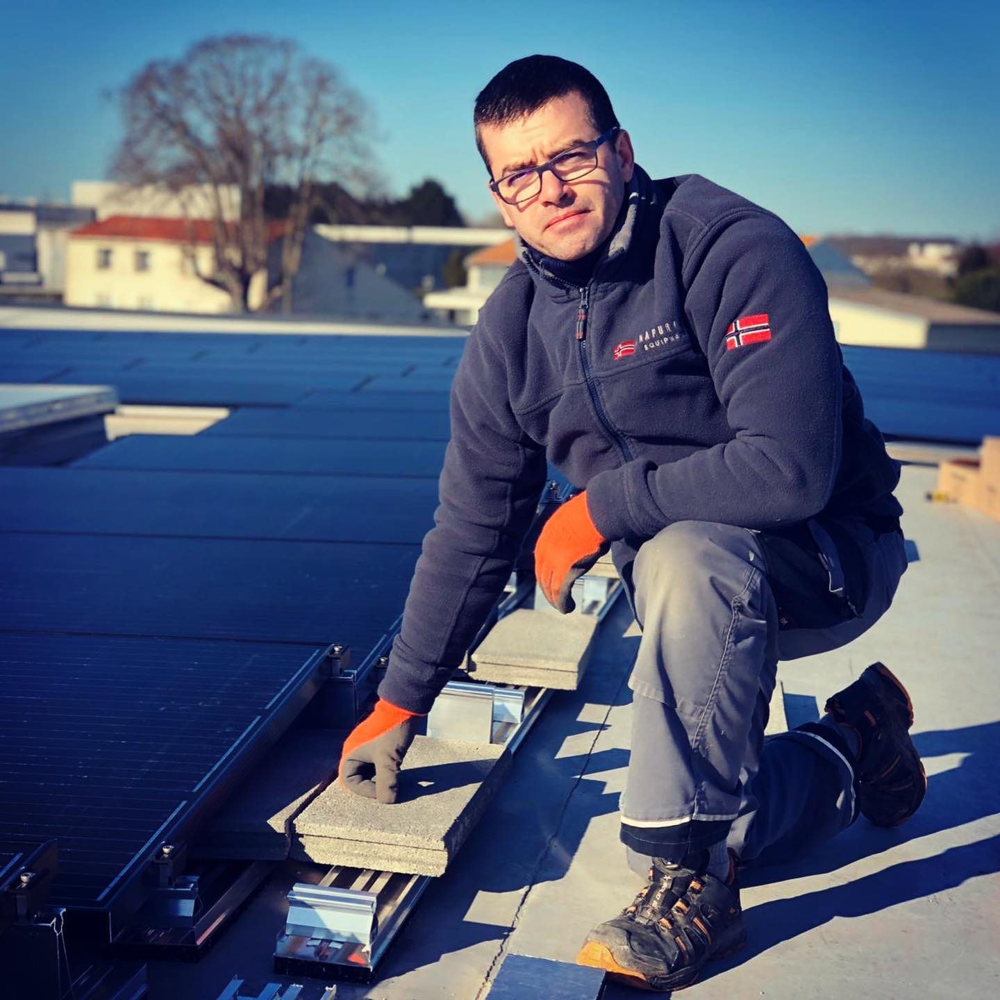 Installation de panneaux solaires sur un toit