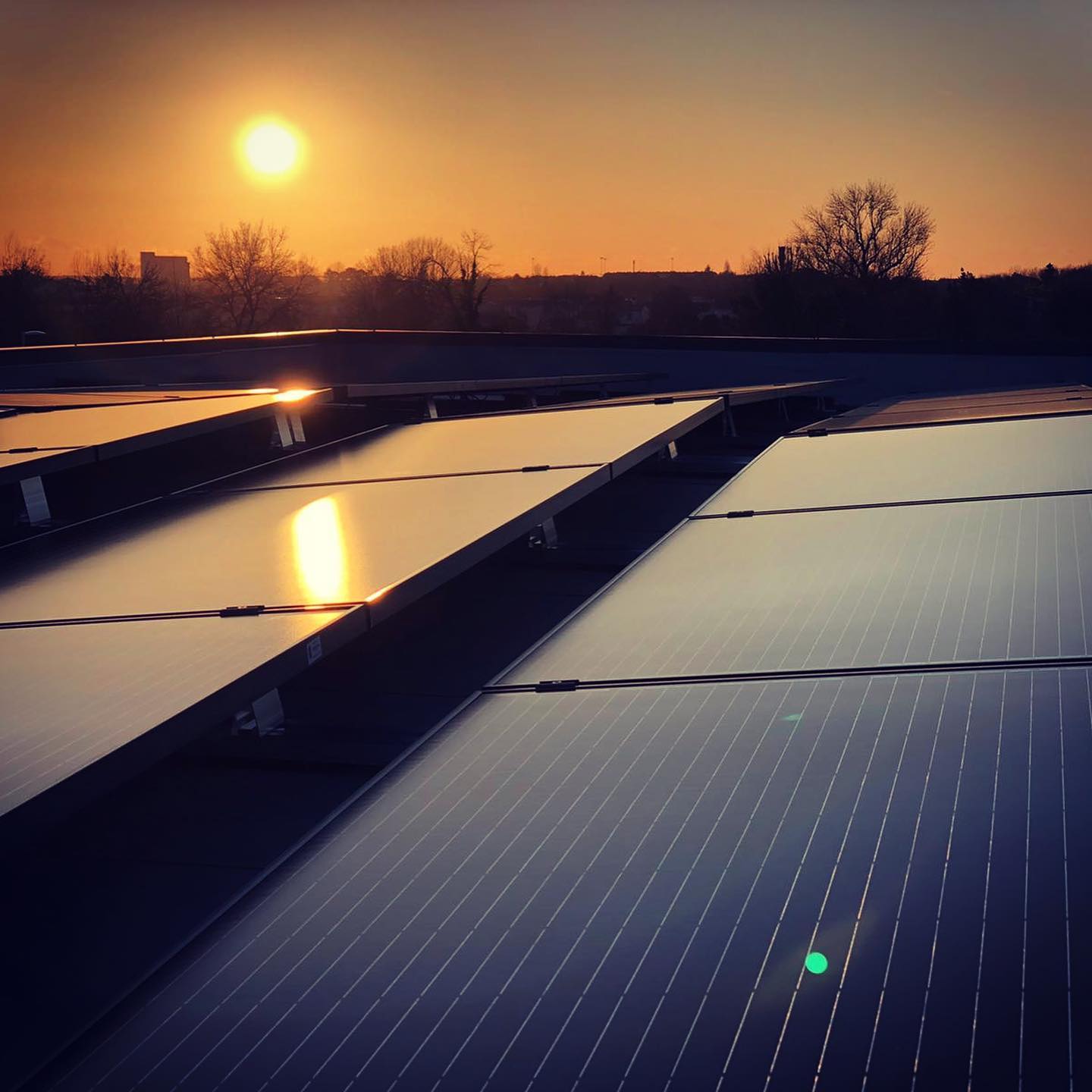 Panneaux solaires sous un beau couch de soleil