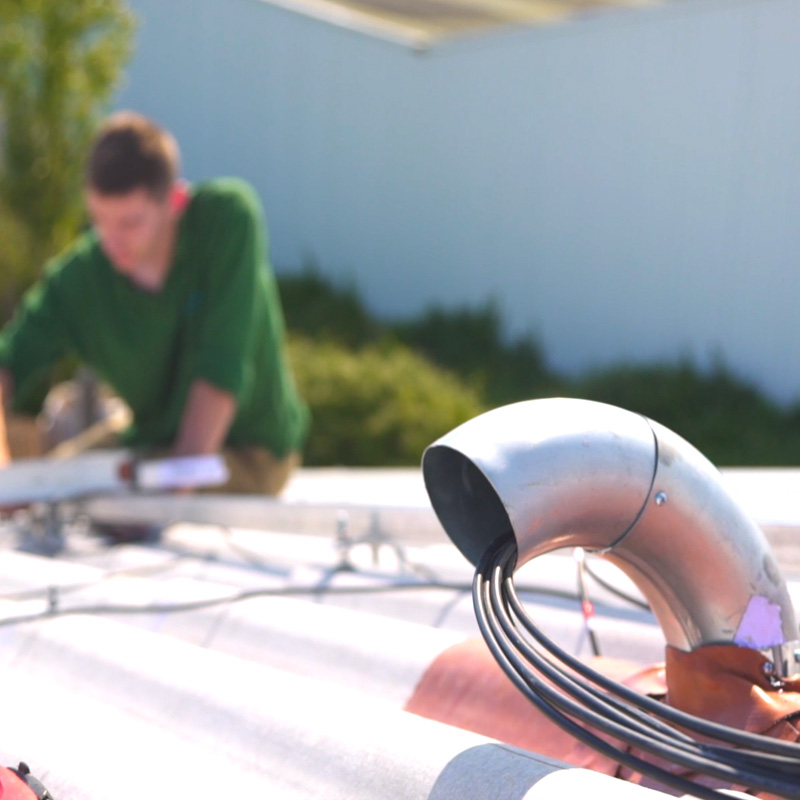 Cbles solaires sortant d'un col de cygne