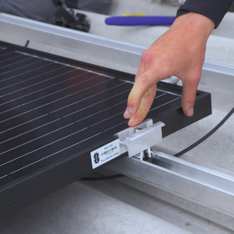 Zoom sur un panneau solaire fix  l'aide d'un trier