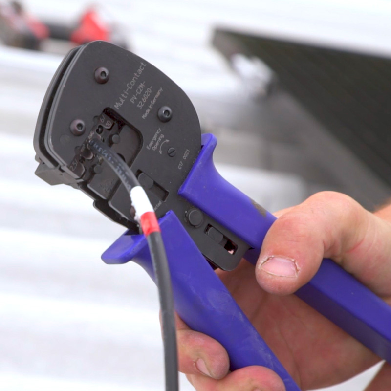Utilisation d'une pince  sertir pour cble solaire