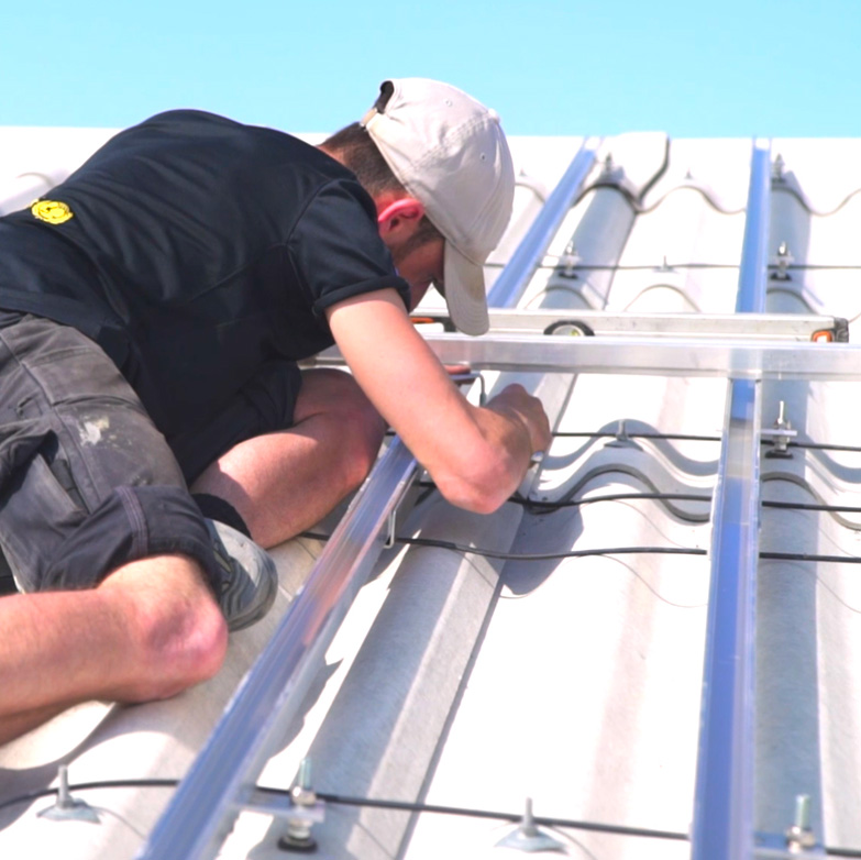 Installation de support de fixation pour panneaux photovoltaques