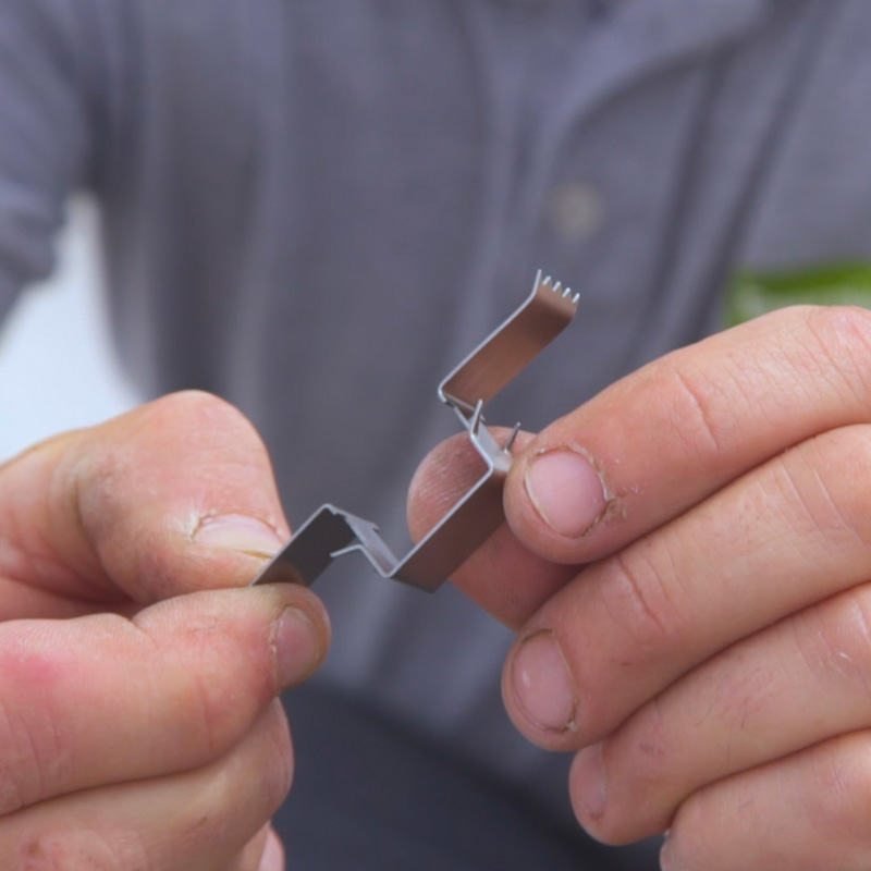 Homme tennant un terragrif duo singlerail