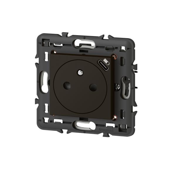 Vignette 3 produit Ref : 079161L | Prise de courant 2P+T Surface avec chargeur Type-C int�gr� en face avant Mosaic 2 module � noir mat livr� avec support