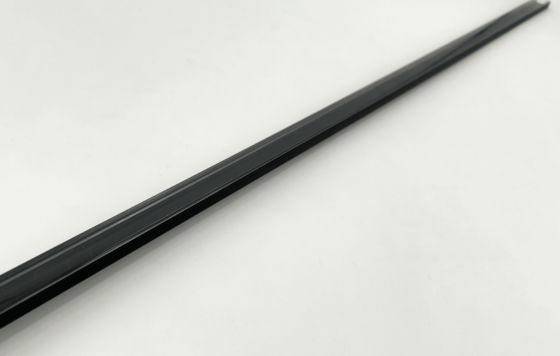 Photo PROFIL ALU NOIR 1CM + CAPOT | Ref : PR1005T-NOIR-SP