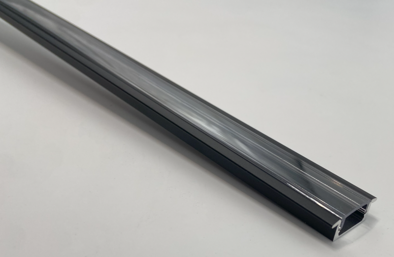 Photo PROFIL 1CM NOIR + CAPOT | Ref : PR1006T-NOIR-SP