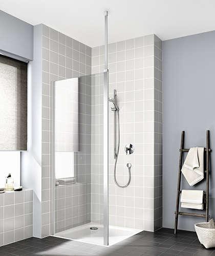 Photo Paroi fixe pose seule stabilisation adaptable plafond ou murale, Srie CADA XS, CCWDW07020VPK, largeur 700 mm, hauteur 2000 mm, Argent poli, Verre clair trait anticalcaire Cadaclean | Ref : 1403032263
