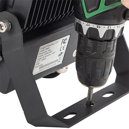 Vignette 2 produit Projecteur led extérieur YAKO SLIM 4000K 3600lm noir 230V. Optique 120°. Puissance 50 W. IP65 - IK08. Sur patère. | Ref : 40051