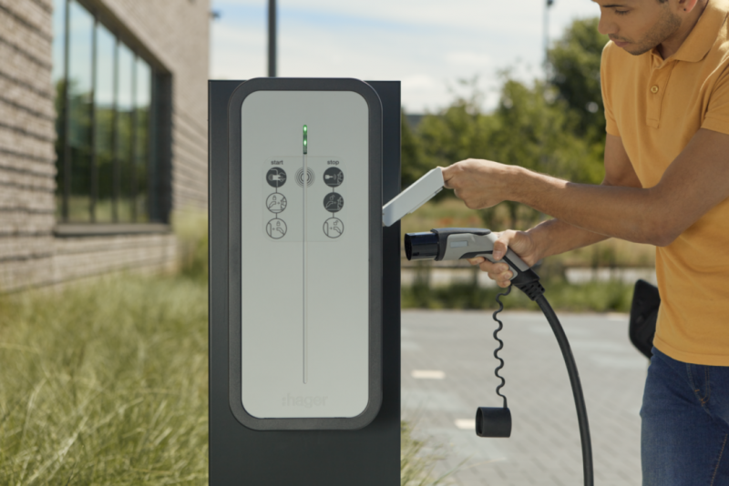 Vignette 2 produit La borne de recharge witty share IP55 IK10 OCPP d\'une puissance maximale de 22kW (32A) est �quip�e d\'une prise T2S et d\'un lecteur RFID. Elle communique en Ethernet ou en WiFi. Elle peut �tre compl�t�e avec compteur MID et modem. | Ref : XEV1R22T2