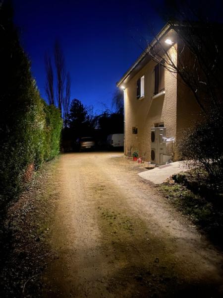 Photo Projecteur solaire PAD 22W extra plat t�l�command� - 3000�K - Faisceau 90� - 1370 Lumens - IP65/IK10 - Panneau solaire 22W - Batterie LiFePO4 20 000 mAh Inclus : c�ble chargeur secteur USB + 1 c�ble projecteur/panneau H05RN-F 2x1.5mm� | Ref : BF-PAD22W