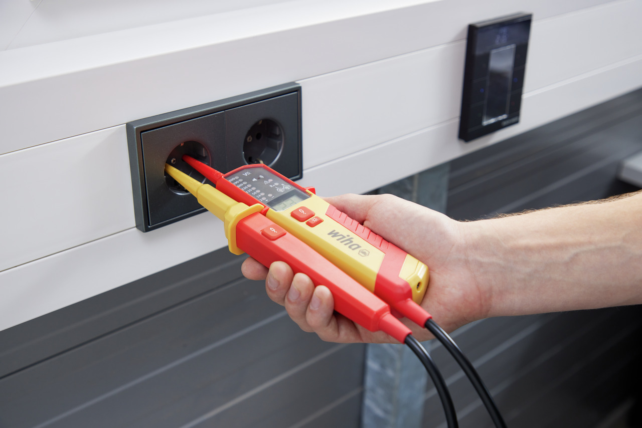 Vignette 2 produit Testeur de tension et de continuit. 0.5 - 1 000 V AC CAT IV avec piles AAA | Ref : 45217
