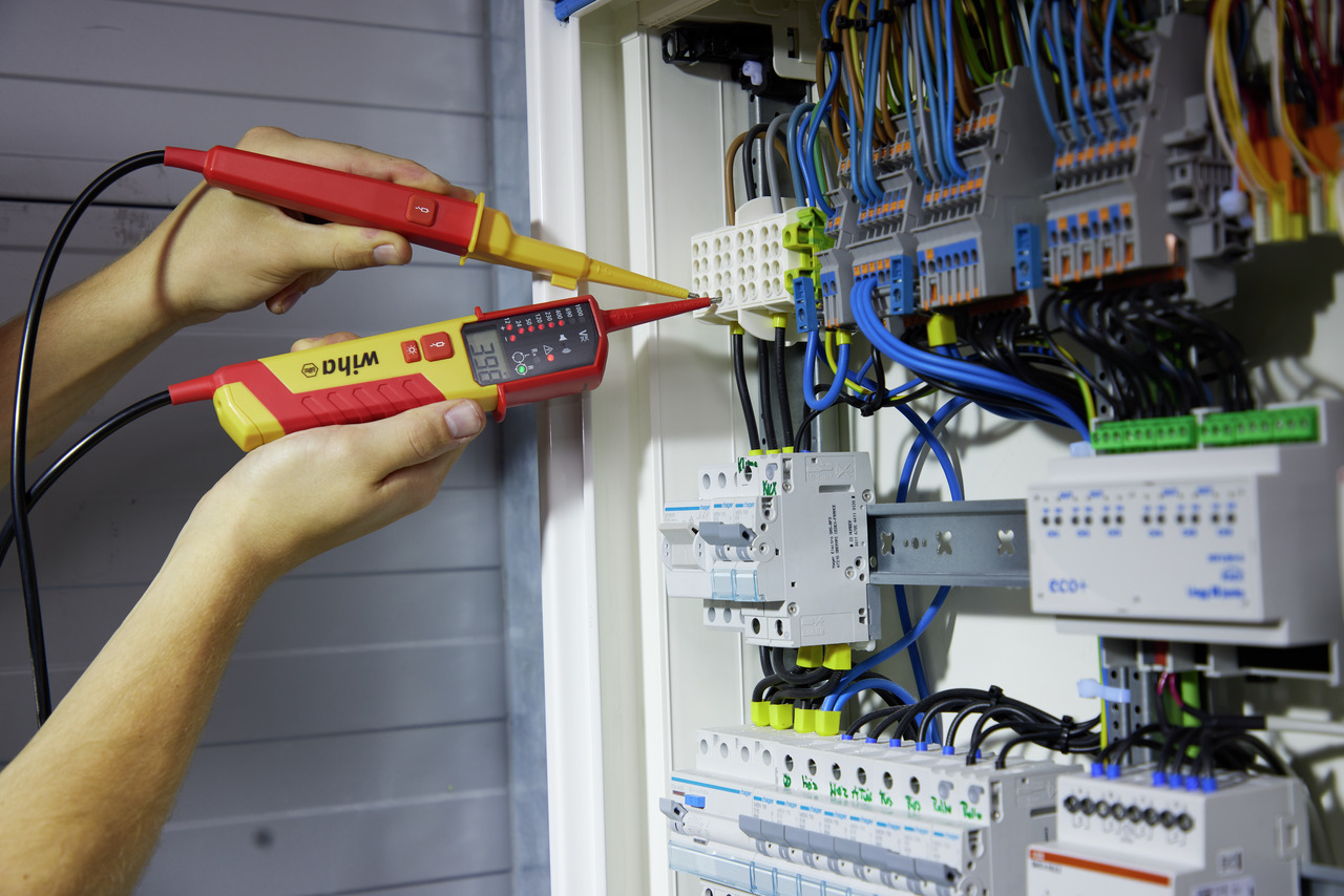 Vignette 3 produit Ref : 45217 | Testeur de tension et de continuit. 0.5 - 1 000 V AC CAT IV avec piles AAA