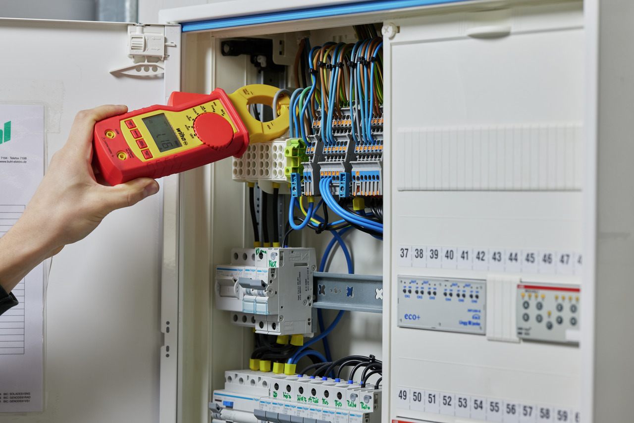 Vignette 3 produit Ref : 45219 | Pince amp�rem�trique jusqu\'� 1000 V AC.  CAT IV avec 2 piles AAA incluses