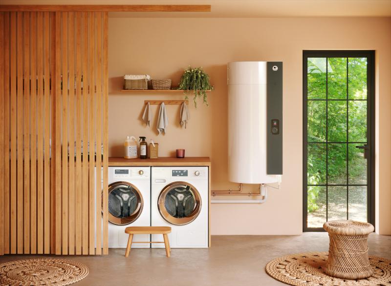 Photo Thermodynamique - A�romax 6 - vertical mural  100L. livr� avec raccord di�lectrique 2 joints � installer sur le piquage eau chaude. tube d\'�vacuation des condensats. 2 plaques de fixation murale rapide | Ref : 296111